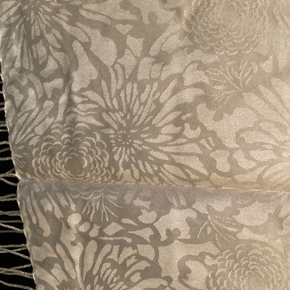 Women’s shawl/wrap - Picture 1 of 2